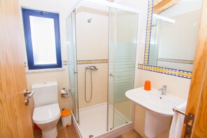 A bathroom with a glass-enclosed shower, a toilet, and a sink. - Digne Orange Villa, Pool, BBQ (Rogil, Aljezur)