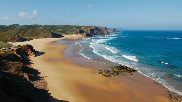 A coastal landscape with a sandy beach, rocky cliffs, and the ocean. - Digne Orange Villa, Pool, BBQ (Rogil, Aljezur)