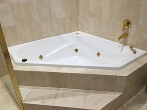 Villa, 3 chambres, 2 salles de bains | Salle de bain | Ensemble baignoire-douche, articles de toilette (gratuits)