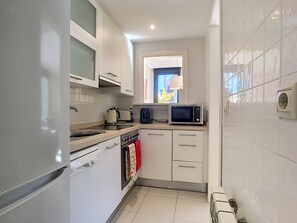 Een koelkast, een magnetron, een oven, een kookplaat
