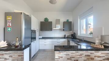 Kühlschrank, Mikrowelle, Ofen, Herdplatte