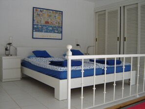 1 habitación, tabla de planchar con plancha, wifi gratis y ropa de cama