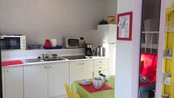 Køleskab, mikrobølgeovn, ovn, kogeplade