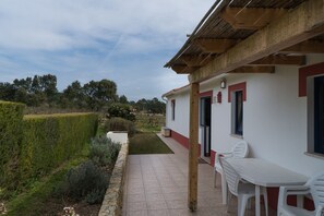 Outdoor dining - Digne Red Villa, Pool, BBQ (Rogil, Aljezur)
