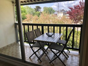 Outdoor dining - Cabourg Aprt spacious - 100M beach / 600M downtown - Refurbished - Internet (Cabourg)
