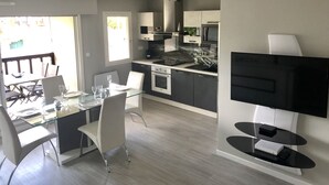 Una cocina moderna con zona de comedor.