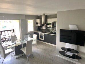 Geladeira, micro-ondas, fogão, cooktop