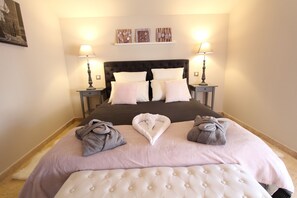 2 bedrooms, iron/ironing board, WiFi