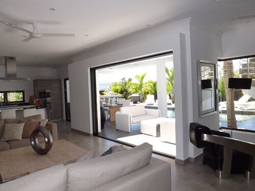 VERY NICE VILLA Private pool, 3 Bedrooms with bathroom, close to the beach