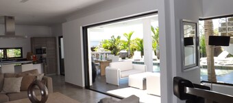 VÄRLIGT VILLA Privat pool, 3 sovrum med badrum, nära stranden