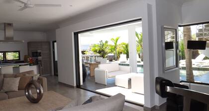 VERY NICE VILLA Private pool, 3 Bedrooms with bathroom, close to the beach