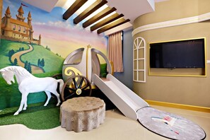 Chambre Quadruple Supérieure, baignoire, vue montagne | Décoration personnalisée, chambres insonorisées, draps fournis