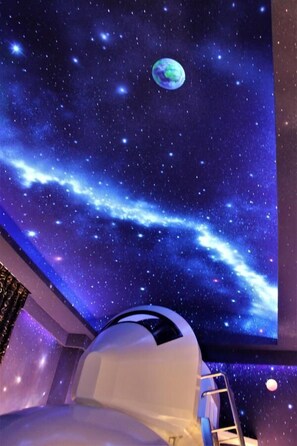 A room with a starry night sky mural, a bed, and a ladder. - Hi Kids B&B (Shoufeng)