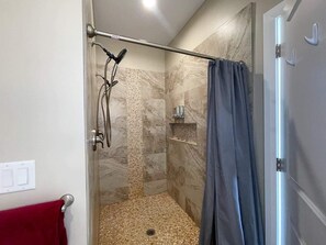 Tina, secadora de cabello, toallas, shampoo 