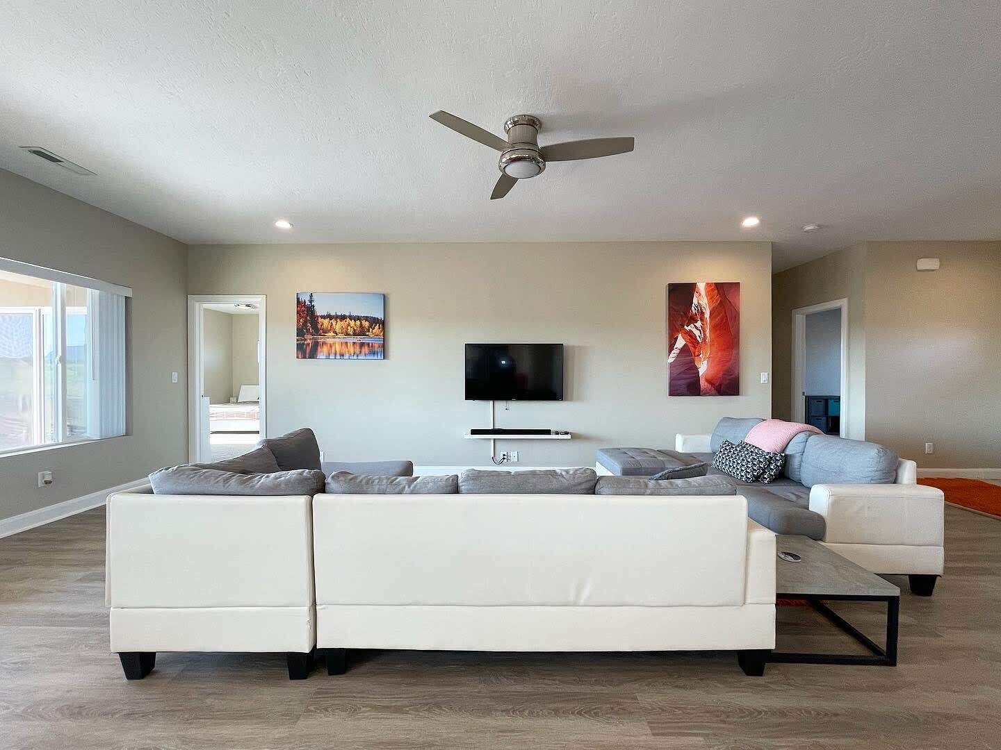 電 視、 辦公室