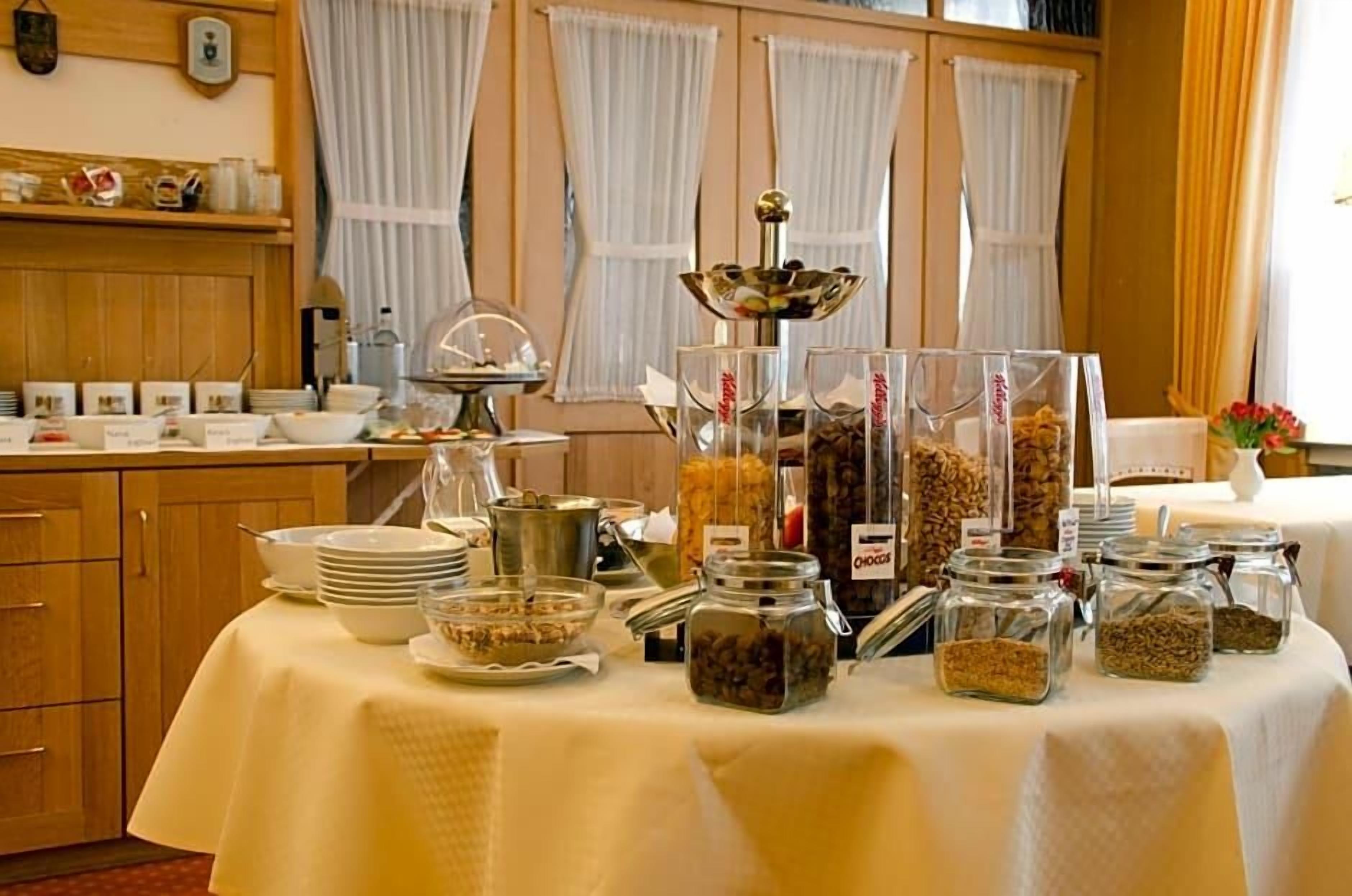 Ein reichhaltiges Buffet mit verschiedenen Speisen und Beilagen.