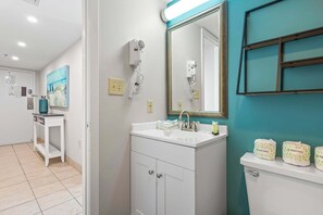 Ensemble douche/baignoire, sèche-cheveux, serviettes fournies, shampoing