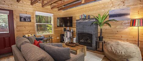 Télévision à écran plat, cheminée, Netflix, Hulu