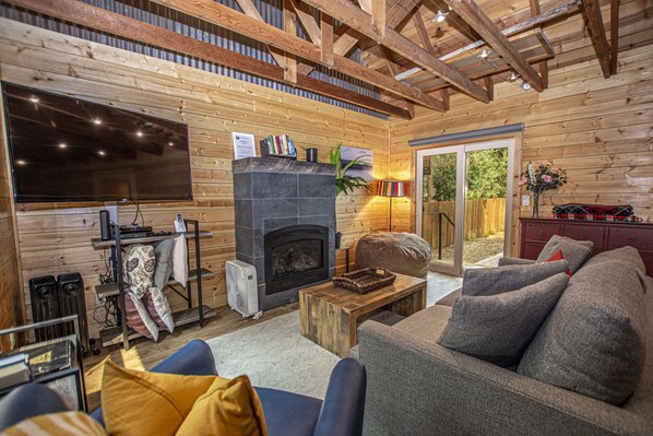 Flat-screen TV, fireplace, Netflix, Hulu - O'Brien's Den by Hauserman Rentals (Tahoma)