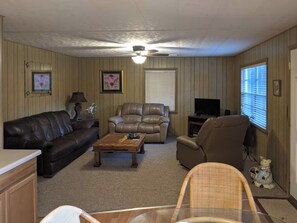 Smart-TV, Kamin, Videospiele, Bücher