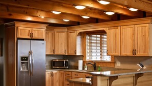 Coffee/tea maker, fridge, microwave, oven - Hans Creek at Grandview Cottages (Greenville)