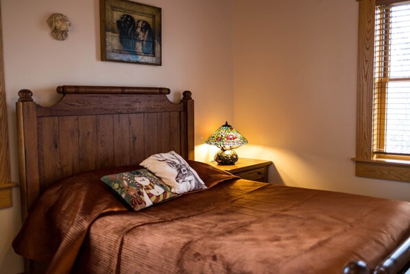 4 bedrooms, iron/ironing board, WiFi, bed sheets