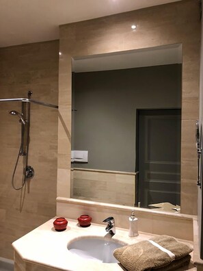 Douche, sĂšche-cheveux, bidet, serviettes fournies