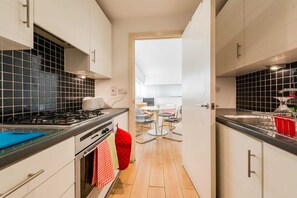 Apartment (2 Bedrooms) | Private kitchen - Amazing Modern 2 Bedroom Next To Tube In East London (London)