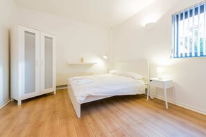 2 bedrooms, laptop workspace, bed sheets - Amazing Modern 2 Bedroom Next To Tube In East London (London)