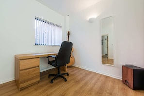 Căn hộ (2 Bedrooms) | 2 phòng ngủ, khu vực làm việc phù hợp cho laptop, bộ trải giường 