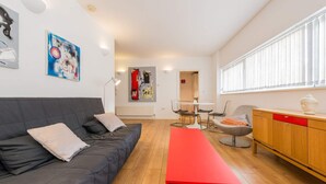 Leilighet (2 Bedrooms) | Oppholdsrom | En 20-tommers TV med digitale kanaler