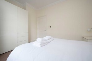 Căn hộ (1 Bedroom) | 1 phòng ngủ, khu vực làm việc phù hợp cho laptop 