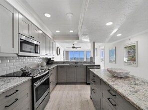 冷蔵庫、電子レンジ、オーブン、コンロ