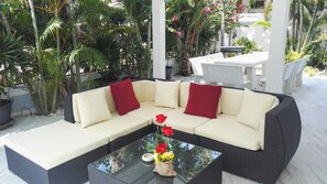 Outdoor dining - Private swimming pool, near beach & walking street. Snooker, bikes, dartbord... (Pattaya)