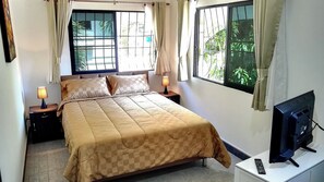 4 bedrooms, iron/ironing board, WiFi, bed sheets - Private swimming pool, near beach & walking street. Snooker, bikes, dartbord... (Pattaya)