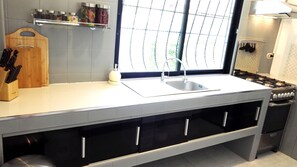 Fridge, microwave, oven, stovetop - Private swimming pool, near beach & walking street. Snooker, bikes, dartbord... (Pattaya)