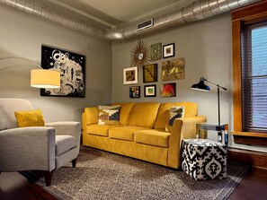 Smart TV, libros y estéreo 