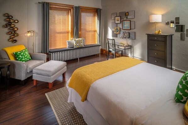 1 habitación, escritorio, tabla de planchar con plancha y wifi 