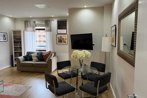 Appartement (1 Bedroom) | Coin séjour | Télévision de 22 pouces avec chaînes numériques