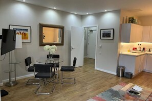 Apartment (1 Bedroom) | Dining