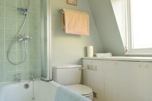 Appartement (1 Bedroom) | Salle de bain | Séchoir à cheveux, serviettes fournies, savon, shampooing