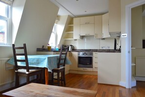 Appartamento (1 Bedroom) | Cucina privata | Microonde, forno, piano cottura, bollitore elettrico