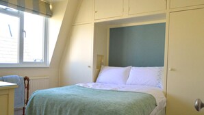Leilighet (1 Bedroom) | 1 soverom, skrivebord for bærbar PC, strykejern/-brett og sengetøy