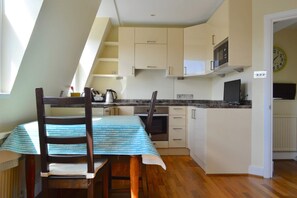 Apartamento (1 Bedroom) | Cozinha privada | Micro-ondas, fogão, cooktop, chaleira elétrica