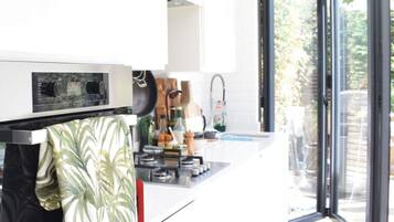 House (2 Bedrooms) | Private kitchen | Microwave, dishwasher, coffee/tea maker, cookware/dishes/utensils