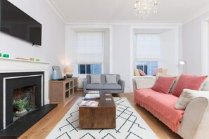Appartamento (2 Bedrooms) | Soggiorno | TV, caminetto