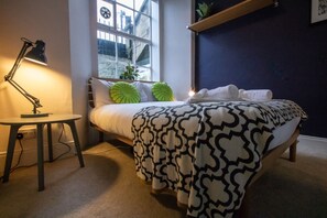 Apartment (2 Bedrooms) | 2 bedrooms, premium bedding, desk, laptop workspace