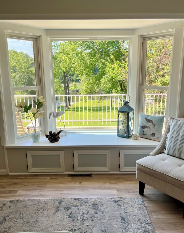 Een smart-tv en een tafeltennistafel