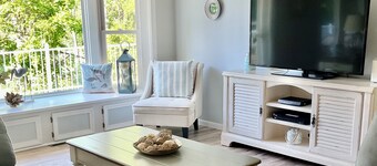 Scenic 5-star retreat located on the Black River. Just minutes to the beaches.