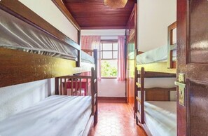 4 bedrooms, iron/ironing board, free WiFi
